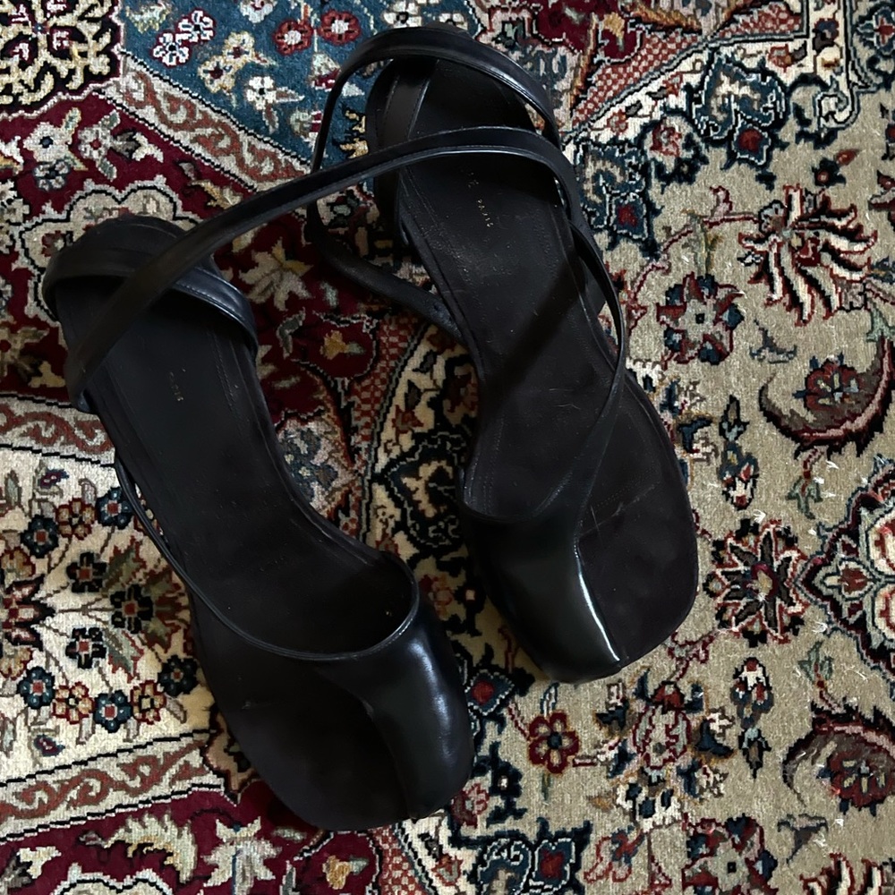 ❌SOLD❌CELINE BLACK PIRATE SANDAL - Picture 4 of 10